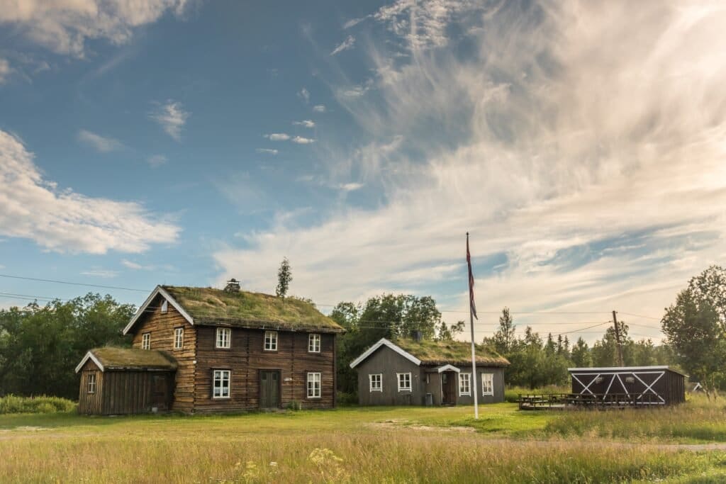 Tømmerhus med torvtak i Øverbygd.